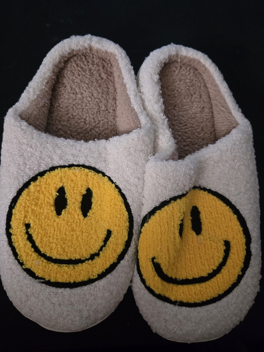 Cozy Smile Plush Women's Slippers - Cream with Yellow Smiley